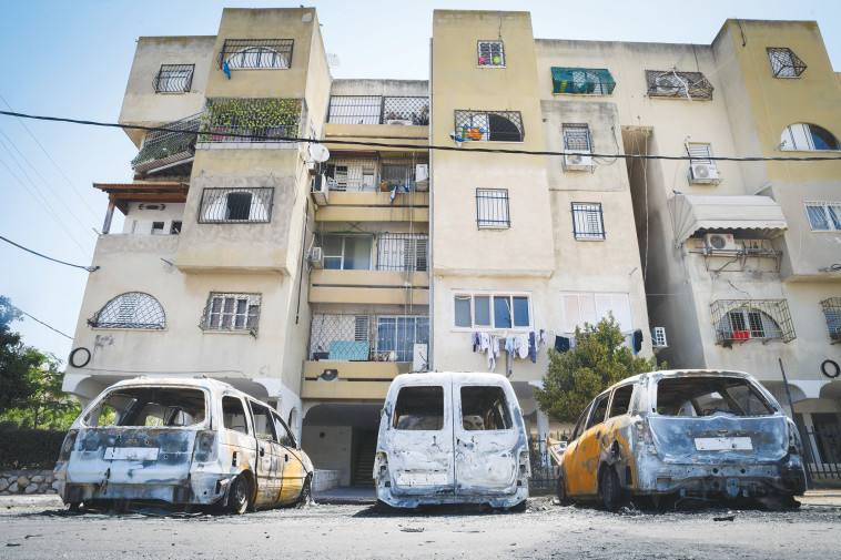 מכוניות שהוצתו במהלך המהומות בלוד (צילום: אבשלום ששוני, פלאש 90)