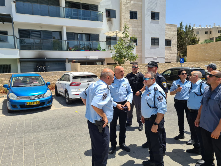 רנ''ץ קובי שבתאי סמוך לדירה שנפגעה מבקבוק תבערה בלוד