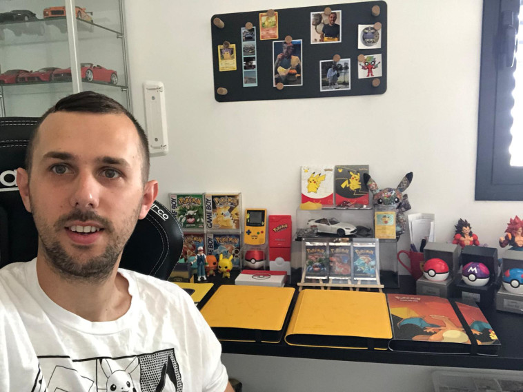 דור מנטל עם חלק מאוסף הפוקימון