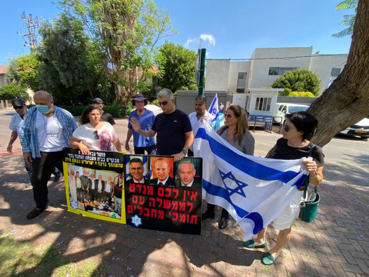 הפגנת משפחות שכולות מול ביתו של בנט