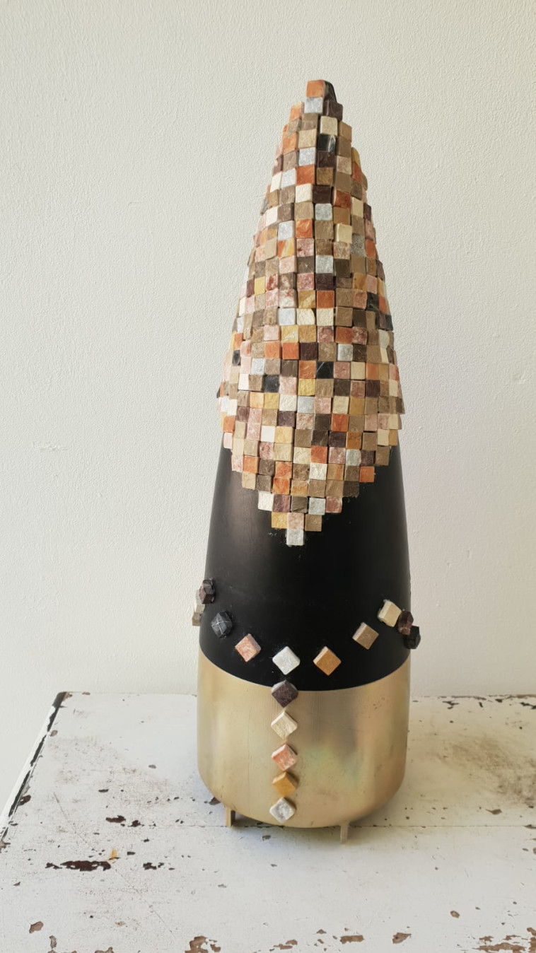 רקטה שהפכה לפריט אמנות, מאת אבי מנע 