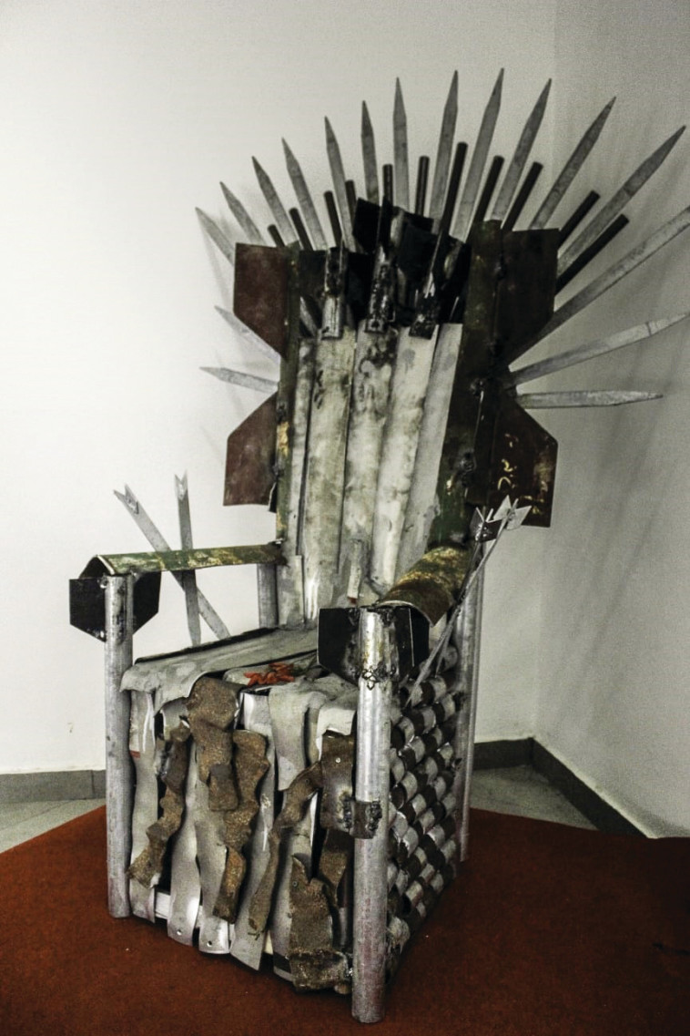 כסא עשוי רקטות