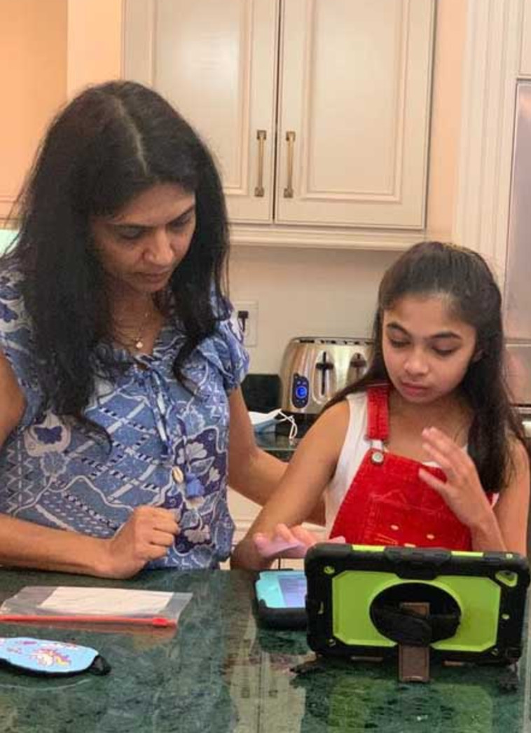 סאנה ואמה פותרות תרגילי מתמטיקה 