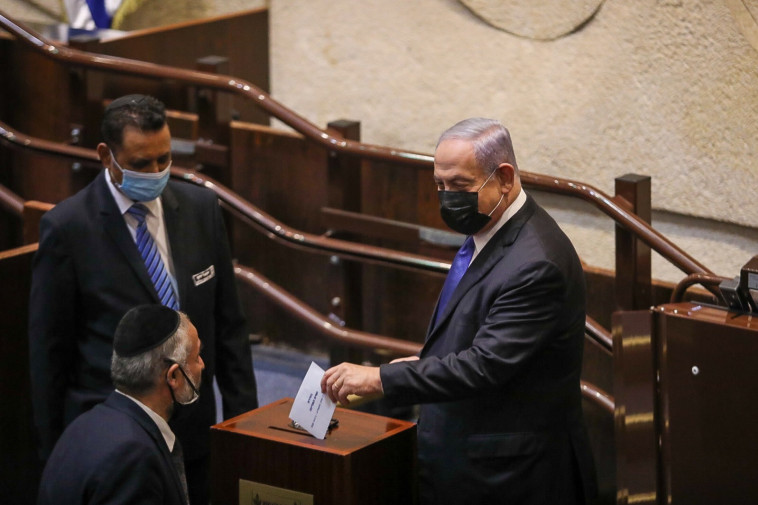 ראש הממשלה בנימין נתניהו מצביע בבחירות לנשיאות