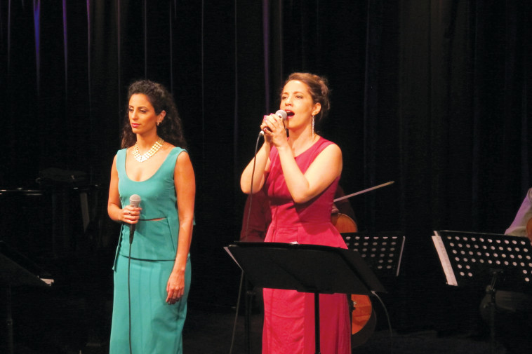 מופע אופרה של שירי אהוד מנור