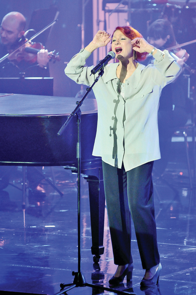 אסתר עופרים על הבמה