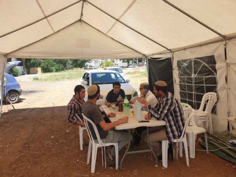 המחאה מחוץ לביתו של ניר אורבך בפתח תקווה (צילום: י. כהן)