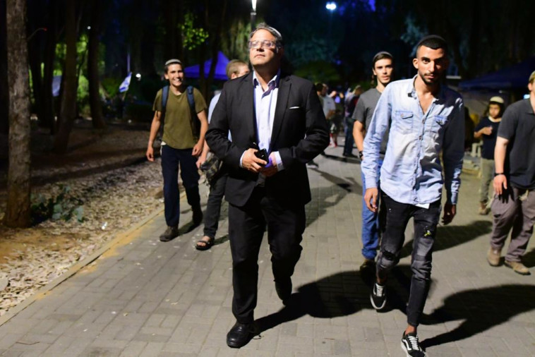 איתמר בן גביר מחוץ לביתה של שקד