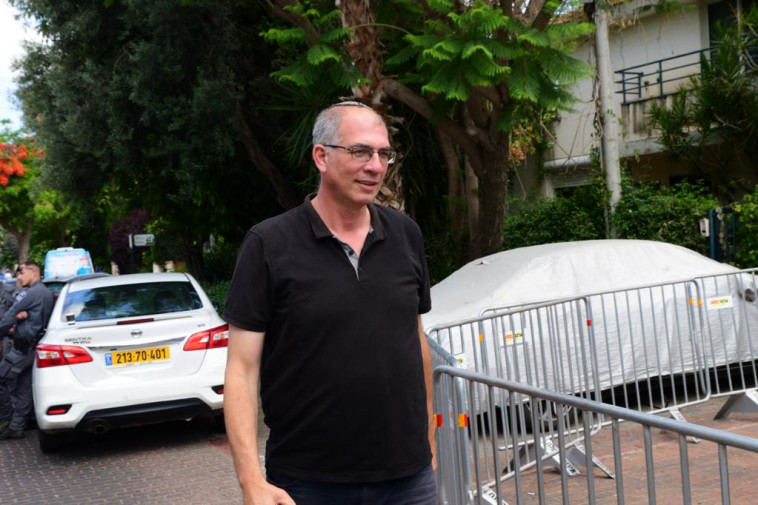 ניר אורבך בכניסה לביתו של בנט