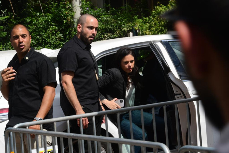 איילת שקד בכניסה לביתו של נפתלי בנט