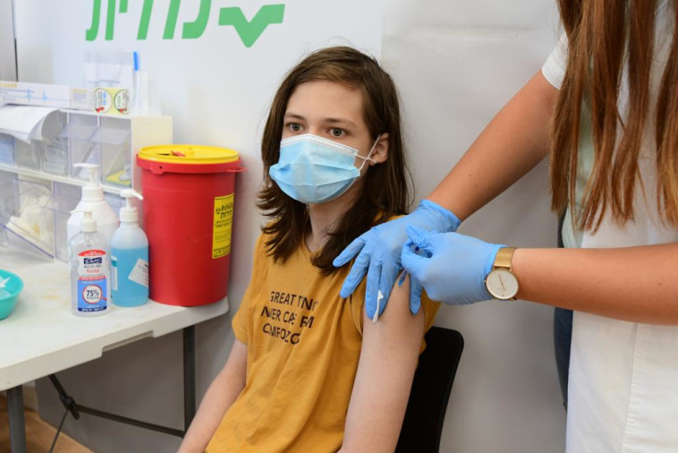 בני נוער מתחסנים נגד קורונה מתחם החיסונים של מחוז דן-פ''ת בכללית