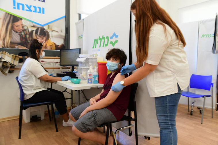 בני נוער מתחסנים נגד קורונה מתחם החיסונים של מחוז דן-פ''ת בכללית