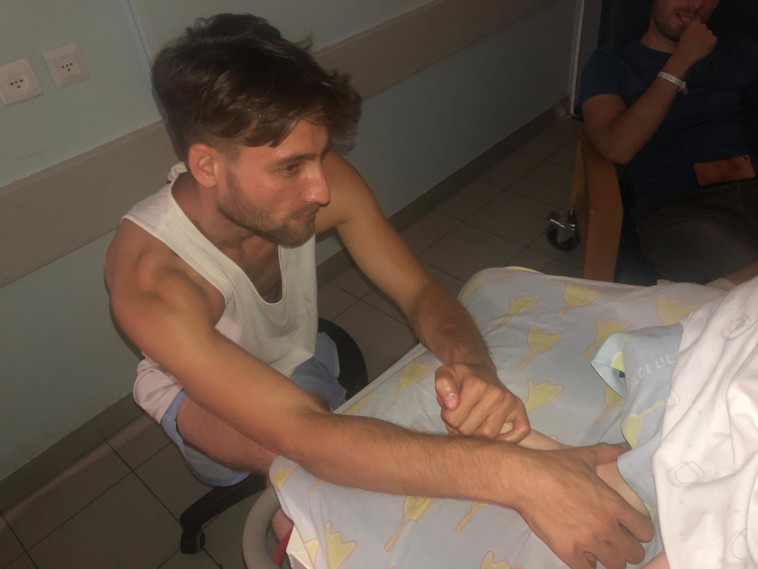 אחיה של יובל, נטע, מלווה אותה בחדר הלידה