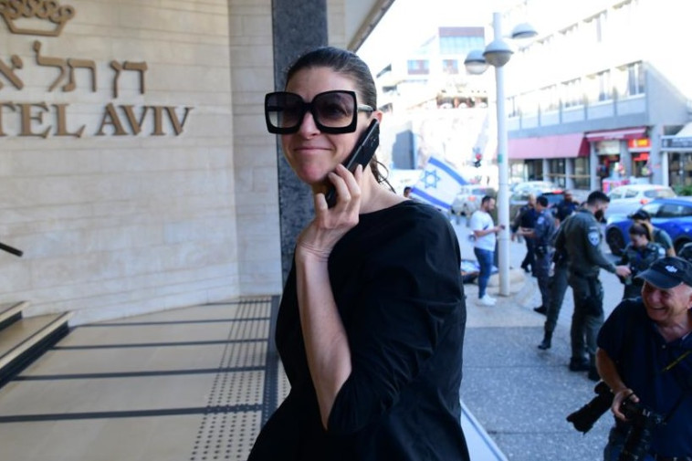 מיכאלי נכנסת לפגישה עם ראשי סיעות ''גוש השינוי''