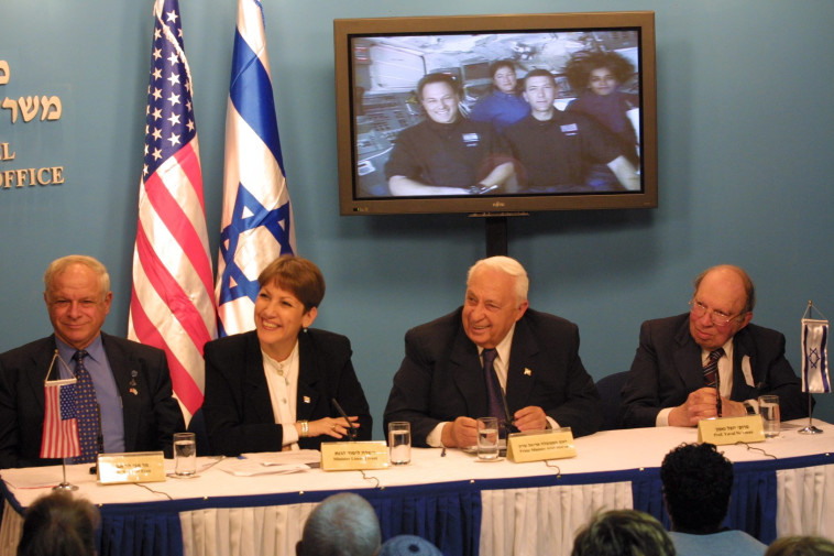 אבי הר אבן בשיחה עם אילן רמון מהחלל