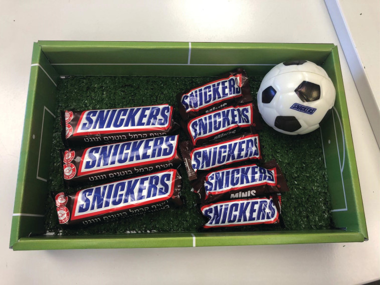 מארז סניקרס יורו