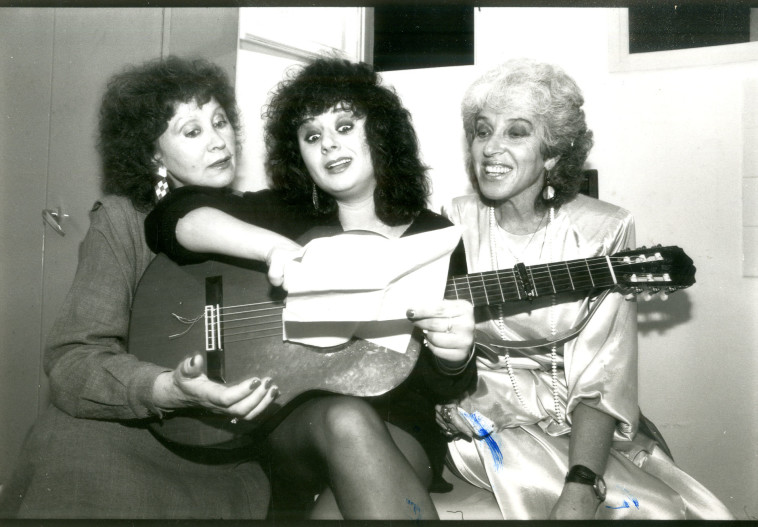 חנה לסלאו ומימין שרה ביידיש