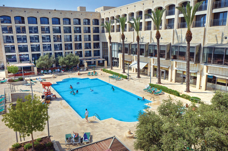 בריכה גולדן קראון נצרת 