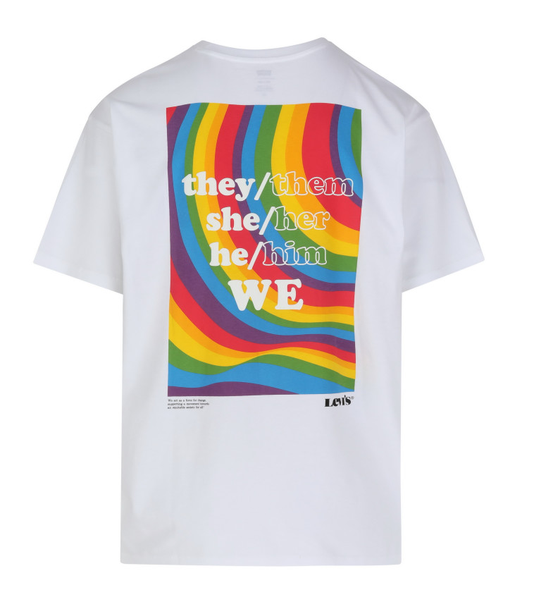 חולצה מקולקציית הגאווה של LEVIS. להשיג בחנויות הדגל. מחיר: 229 שקל