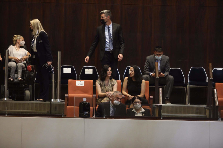 גילת בנט וליהיא לפיד במליאת הכנסת