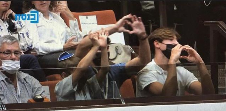 בניו של בנט מעודדים אותו מהקהל