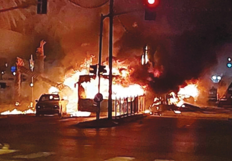 האוטובוס בחולון שנפגע מפגיעת רקטה במהלך מבצע ''שומר החומות''