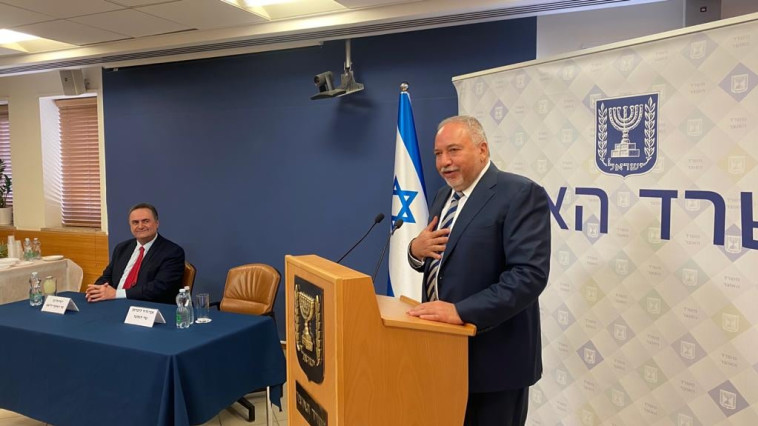 אביגדור ליברמן וישראל כ''ץ בחילופים במשרד האוצר