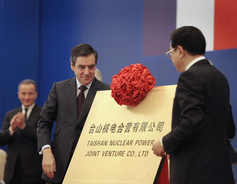 ראש ממשלת צרפת לשעבר פרנסואה פילון מכריז על הקמת הכור בטיישאן, 2009