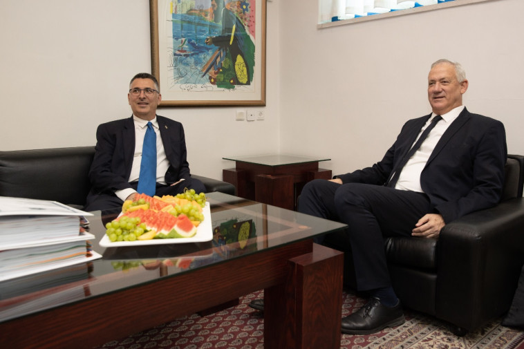 בני גנץ, גדעון סער