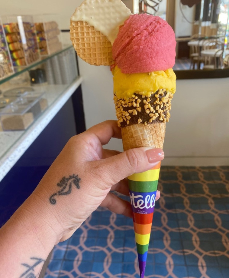 להחזיק בגאוה בגלידת אוטלו