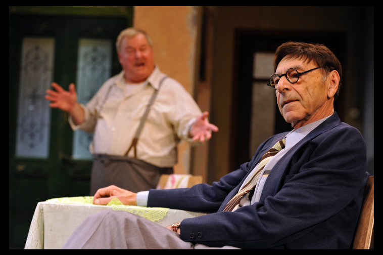 יצחק חזקיה ואבי אוריה ב''מכולת''