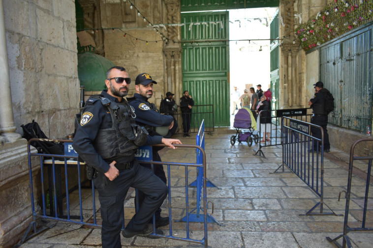 משטרה באחד משערי הר הבית