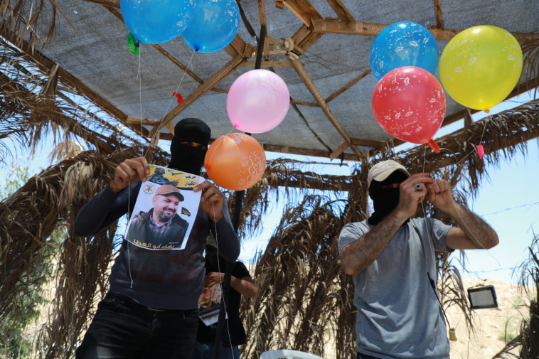 מחבלים מפריחים בלוני תבערה לעבר ישראל
