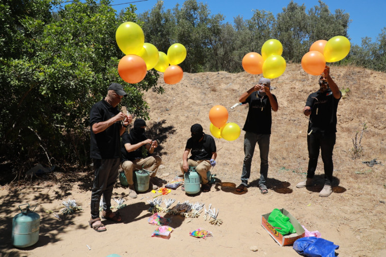 מחבלים מפריחים בלוני תבערה לעבר ישראל