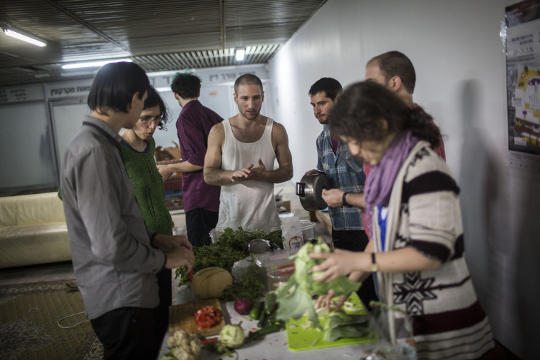 אנשים מכינים סלי מזון (צילום: הדס פארוש, פלאש 90)
