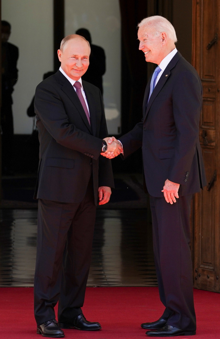 נשיא ארצות הברית ג'ו ביידן נפגש עם נשיא רוסיה ולדימיר פוטין