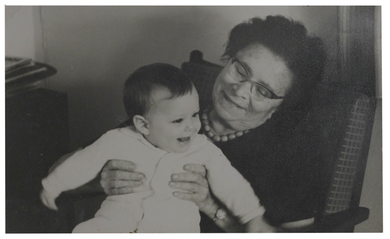 אנדה עם נכדתה זהר 