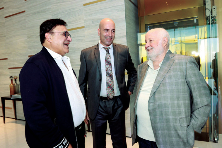 עלס דוברונסקי (מימין) 