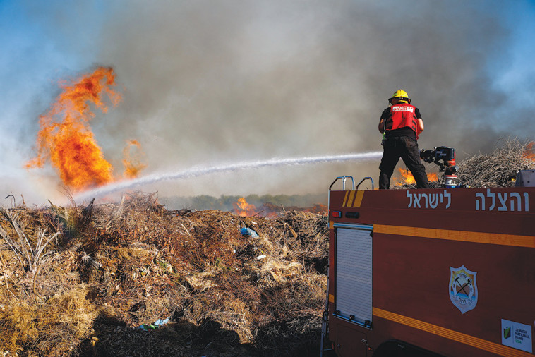 שריפה בעוטף עזה כתוצאה מבלון ששוגר מהרצועה (צילום: פלאש 90)