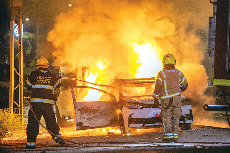 ניידת משטרה שהוצתה בפרעות בלוד