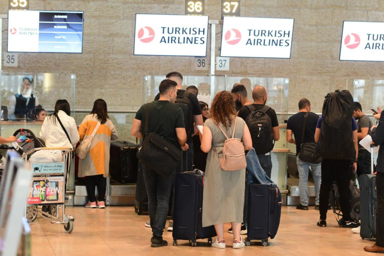 אנשים בנתב''ג (למצולמים אין קשר לנאמר בכתבה)