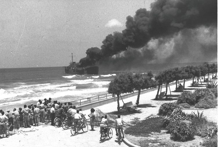 אוניית האצל אלטלנה עולה באש