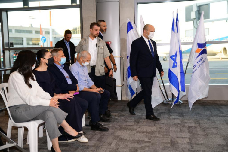 בנט בהצהרה לתקשורת בנתב''ג