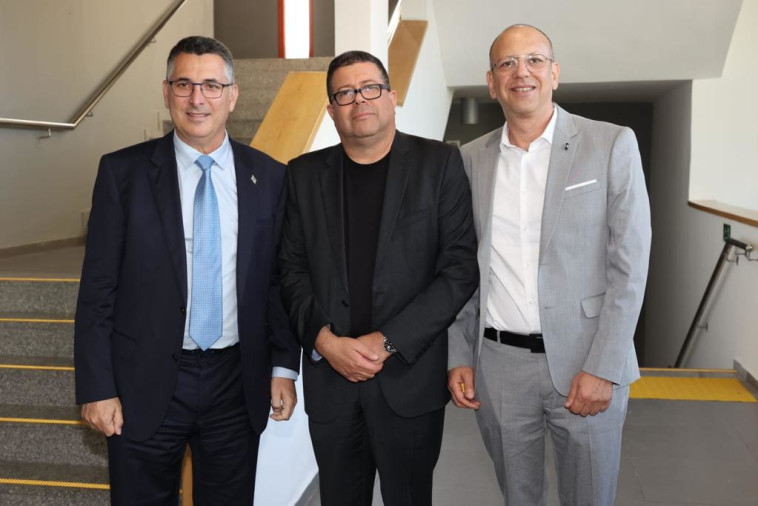 מימין: פרופ' יובל מרין, פרופ' יורם רבין וגדעון סער