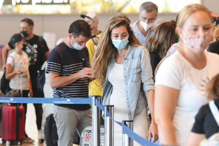 אנשים עם מסכות בנתב''ג (צילום: אבשלום ששוני)