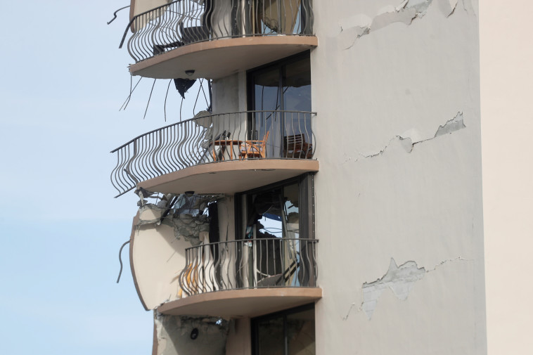 מרפסות בבניין שנפגע במיאמי ביץ' (צילום: REUTERS/Octavio Jones)