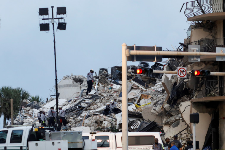 ההרס הרב בזירת קריסת הבניין במיאמי ביץ' (צילום: REUTERS/Marco Bello)