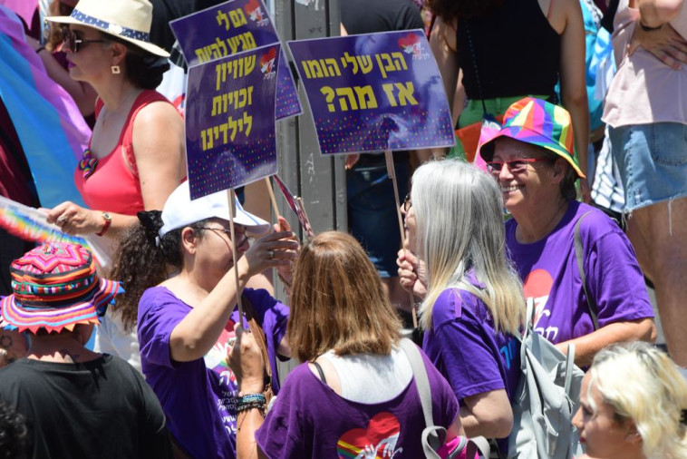 ''הבן שלי הומו, אז מה?'' מצעד הגאווה בתל אביב (צילום: אבשלום ששוני)