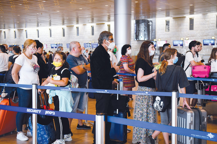 נוסעים ממתינים בנתב''ג עם מסכות