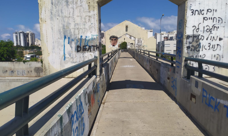  גשר התנאים החוצץ בין ג'סי כהן וקריית מיכה. מואר ביום וחשוך בלילה